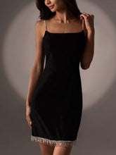 Heißes Mädchen, kleines schwarzes Kleid